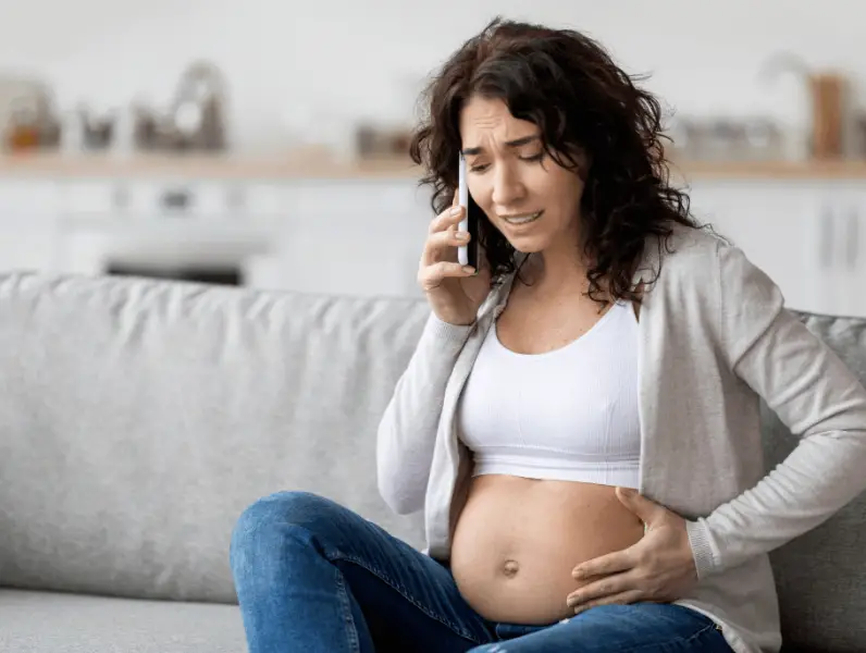 Grčevi tijekom trudnoće: Uzroci, Simptomi i Upravljanje nelagodom