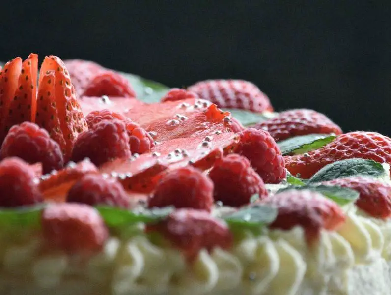 Ovaj kolač od jagoda je jedan od najjednostavnijih i najukusnijih kolača koje ćete ikada napraviti
